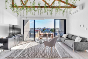 Portside Paradise - Steps away from the Port